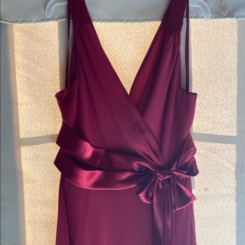Elegant Burgundy Sleeveless Dress - Picture 4 of 8